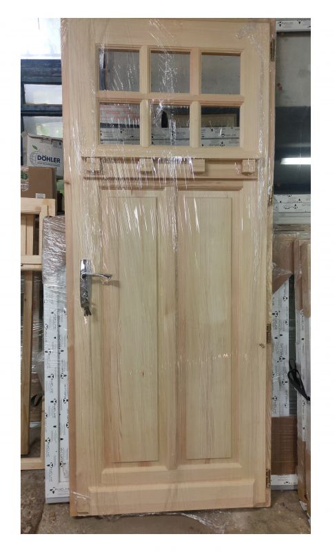 Входная дверь из массива со стеклопакетом